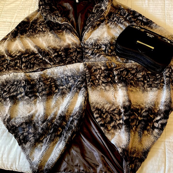 Lindi Animal Print Faux-fur Cape - Picture 6 of 16